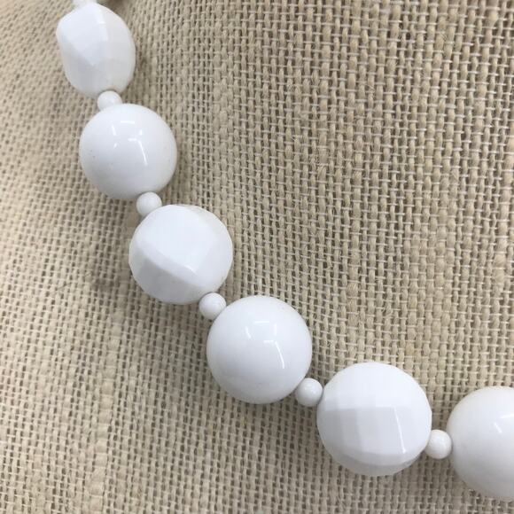 Vintage MONET SIGNED 1980s White smooth / texture round Bead Necklace CLASSIC - Picture 1 of 4